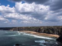 Dunkle Wolken über Praia do Medo da Fonte Santa